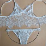 ست لباس زیر فانتزی گیپور زنانه | سوتین و شورت بکلس شفاف مشکی و سفید - Image 3